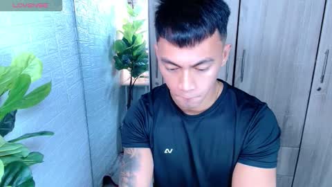 Snapshot of pinoymilker chatting on 12-22-25, 12:46 ethan online show from 12-22-25, 12:46