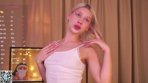 Snapshot of platinum_babe chatting on 10-08-25, 02:04 Ennie online show from 10-08-25, 02:04