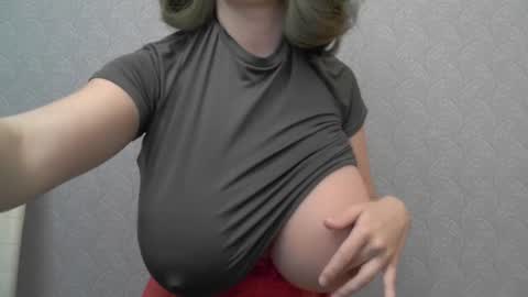 Snapshot of playful_goldie chatting on 09-20-25, 04:41 Goldie online show from 09-20-25, 04:41