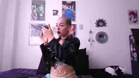 Snapshot of plutonbluemoon_999 chatting on 09-24-25, 08:23 online show from 09-24-25, 08:23