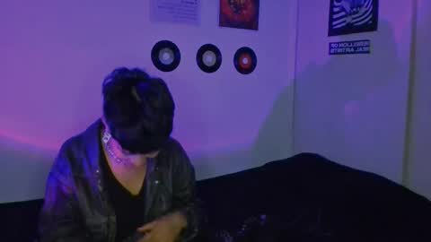 Snapshot of plutonbluemoon_999 chatting on 09-26-25, 07:23 online show from 09-26-25, 07:23