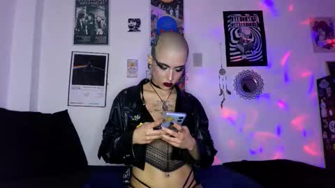 Snapshot of plutonbluemoon_999 chatting on 10-23-25, 01:16 online show from 10-23-25, 01:16