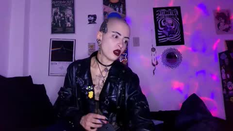 Snapshot of plutonbluemoon_999 chatting on 10-24-25, 01:03 online show from 10-24-25, 01:03