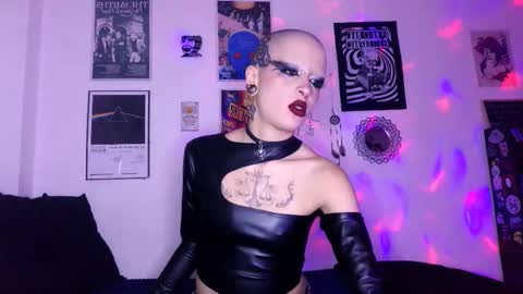 Snapshot of plutonbluemoon_999 chatting on 10-26-25, 01:55 online show from 10-26-25, 01:55