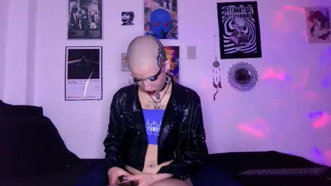 Snapshot of plutonbluemoon_999 chatting on 10-30-25, 01:40 online show from 10-30-25, 01:40