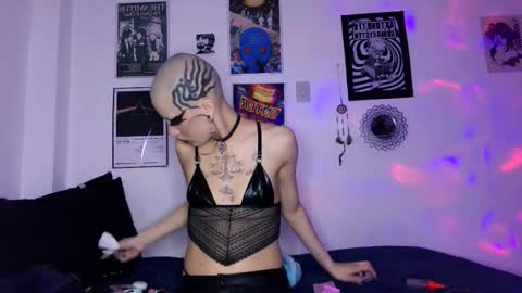 Snapshot of plutonbluemoon_999 chatting on 11-27-25, 02:13 online show from 11-27-25, 02:13