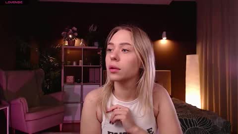 Snapshot of pooja_hegde chatting on 10-15-25, 01:28 Eva online show from 10-15-25, 01:28