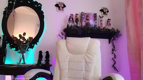 Snapshot of posigore chatting on 10-31-25, 10:33 Anna Goth independient model online show from 10-31-25, 10:33