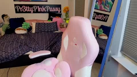 Snapshot of pr3ttyp1nkpussy chatting on 10-31-25, 03:18 Evangeline Eva Darling online show from 10-31-25, 03:18