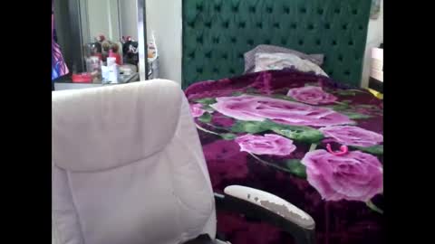 Snapshot of pretty69queen chatting on 10-15-25, 03:23 Yasmine pretty online show from 10-15-25, 03:23