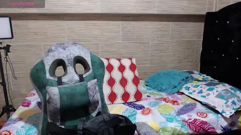 pretty_cristal22 online show from 01-07-25, 11:56