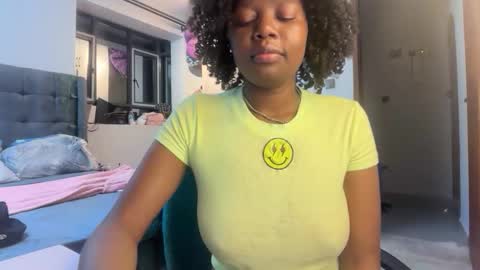 Snapshot of pretty_peaches chatting on 05-19-26, 02:07 Pretty peaches online show from 05-19-26, 02:07