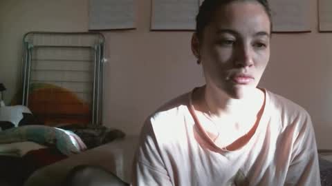 Snapshot of prettybella_7 chatting on 10-11-25, 04:22 Bella online show from 10-11-25, 04:22