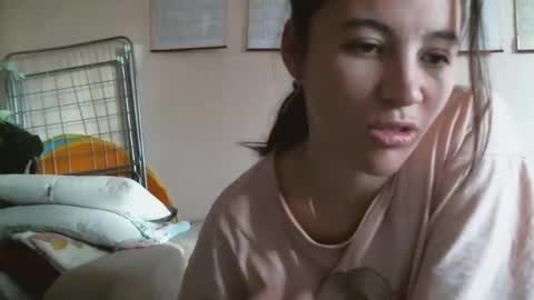 Snapshot of prettybella_7 chatting on 10-15-25, 04:56 Bella online show from 10-15-25, 04:56
