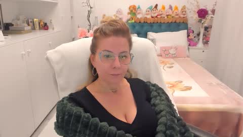 Snapshot of prettyblackeyes chatting on 11-04-25, 11:04 wilma online show from 11-04-25, 11:04