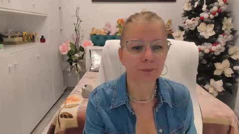 Snapshot of prettyblackeyes chatting on 11-24-25, 08:41 wilma online show from 11-24-25, 08:41