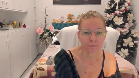 Snapshot of prettyblackeyes chatting on 11-29-25, 08:06 wilma online show from 11-29-25, 08:06