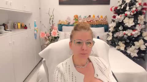 Snapshot of prettyblackeyes chatting on 12-17-25, 06:41 wilma online show from 12-17-25, 06:41