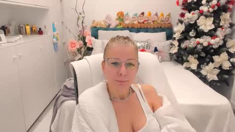 Snapshot of prettyblackeyes chatting on 12-19-25, 07:37 wilma online show from 12-19-25, 07:37