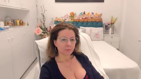 Snapshot of prettyblackeyes chatting on 02-09-26, 06:39 wilma online show from 02-09-26, 06:39