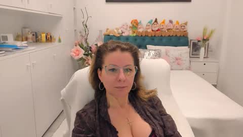 Snapshot of prettyblackeyes chatting on 02-11-26, 07:02 wilma online show from 02-11-26, 07:02