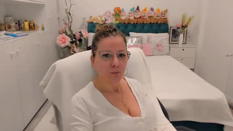 Snapshot of prettyblackeyes chatting on 02-12-26, 07:03 wilma online show from 02-12-26, 07:03