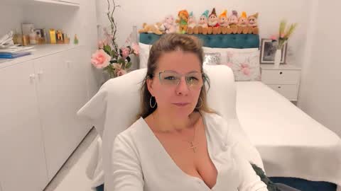 Snapshot of prettyblackeyes chatting on 02-12-26, 08:37 wilma online show from 02-12-26, 08:37