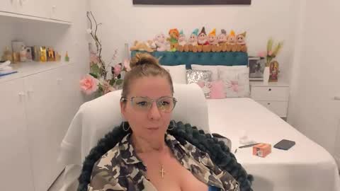 Snapshot of prettyblackeyes chatting on 02-14-26, 10:39 wilma online show from 02-14-26, 10:39