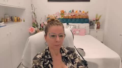 Snapshot of prettyblackeyes chatting on 02-15-26, 07:51 wilma online show from 02-15-26, 07:51