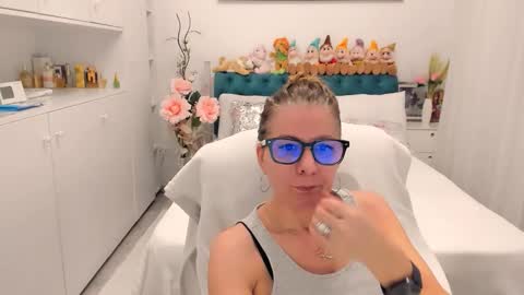 Snapshot of prettyblackeyes chatting on 02-26-26, 08:19 wilma online show from 02-26-26, 08:19