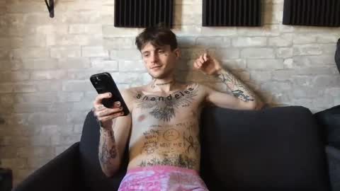 Snapshot of prettyboyszn chatting on 12-20-24, 08:23 pretty boy online show from 12-20-24, 08:23