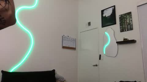 Snapshot of prettyboyszn chatting on 11-10-25, 06:34 pretty boy online show from 11-10-25, 06:34