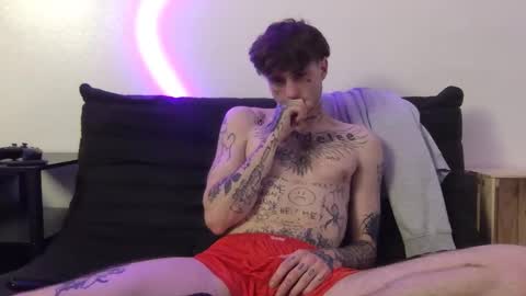 Snapshot of prettyboyszn chatting on 11-21-25, 04:00 pretty boy online show from 11-21-25, 04:00