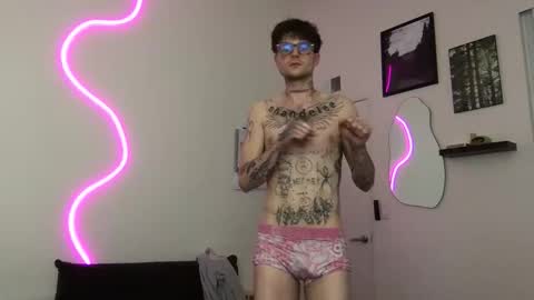 Snapshot of prettyboyszn chatting on 12-15-25, 03:33 pretty boy online show from 12-15-25, 03:33