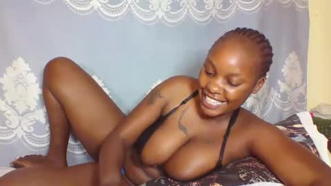 Snapshot of prettydarkskin002 chatting on 09-17-25, 04:25 SHANIA online show from 09-17-25, 04:25