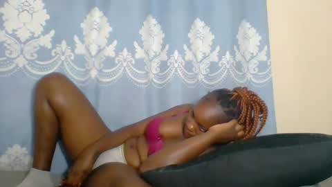 Snapshot of prettydarkskin002 chatting on 10-08-25, 12:03 SHANIA online show from 10-08-25, 12:03
