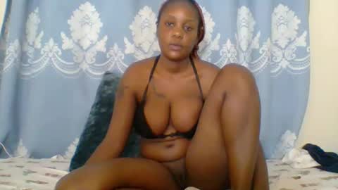 Snapshot of prettydarkskin002 chatting on 10-11-25, 06:12 SHANIA online show from 10-11-25, 06:12