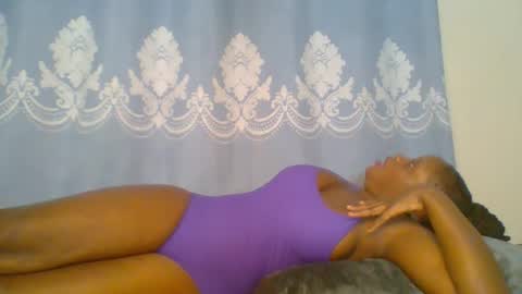 Snapshot of prettydarkskin002 chatting on 10-28-25, 12:58 SHANIA online show from 10-28-25, 12:58