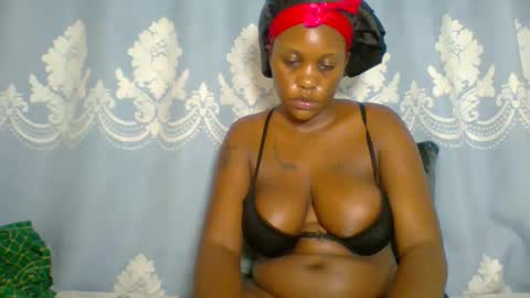 Snapshot of prettydarkskin002 chatting on 11-10-25, 04:00 SHANIA online show from 11-10-25, 04:00