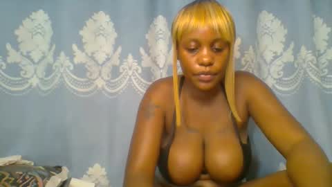 Snapshot of prettydarkskin002 chatting on 11-13-25, 08:35 SHANIA online show from 11-13-25, 08:35