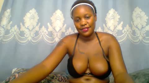 Snapshot of prettydarkskin002 chatting on 11-22-25, 11:53 SHANIA online show from 11-22-25, 11:53