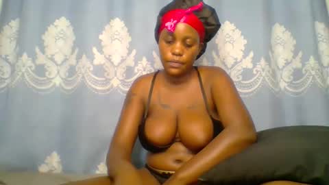 Snapshot of prettydarkskin002 chatting on 11-23-25, 06:02 SHANIA online show from 11-23-25, 06:02