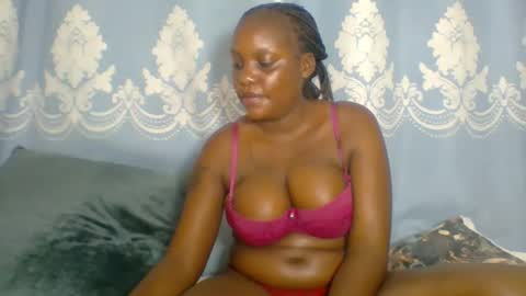 Snapshot of prettydarkskin002 chatting on 12-23-25, 08:45 SHANIA online show from 12-23-25, 08:45