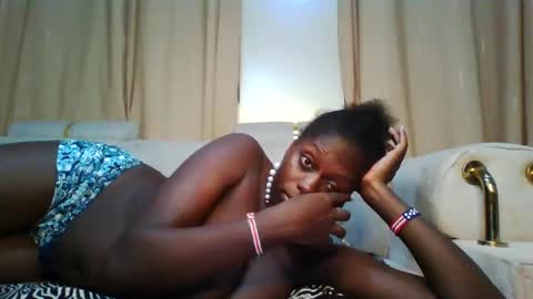 Snapshot of prettydulce chatting on 10-30-25, 03:35 prettydulce online show from 10-30-25, 03:35