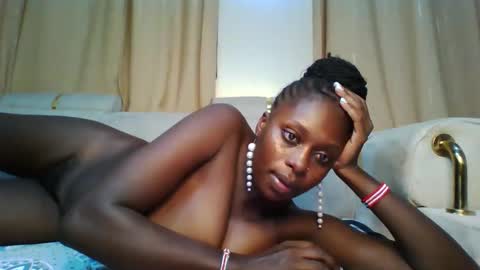 Snapshot of prettydulce chatting on 11-13-25, 04:06 prettydulce online show from 11-13-25, 04:06