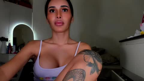 Snapshot of prettylittlesuckerr chatting on 10-31-25, 01:45 Jovill Mays online show from 10-31-25, 01:45