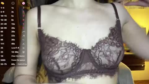 Amelia online show from 04-25-26, 01:41