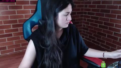 Snapshot of princesa_leia_zathur chatting on 10-31-25, 01:23 Leia online show from 10-31-25, 01:23