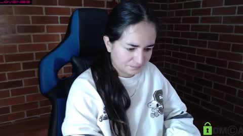 Snapshot of princesa_leia_zathur chatting on 11-17-25, 12:33 Leia online show from 11-17-25, 12:33