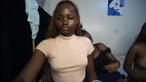 Snapshot of princess_bee1 chatting on 12-15-25, 06:12 princess online show from 12-15-25, 06:12